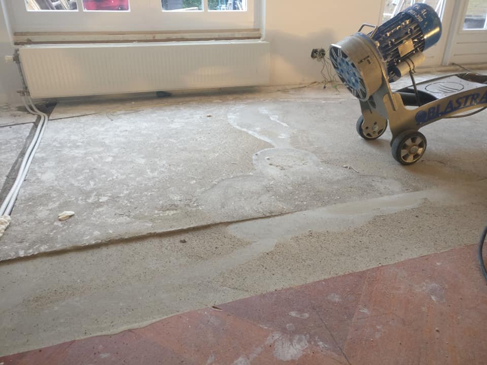 1 cm cementdekvloer opschuren